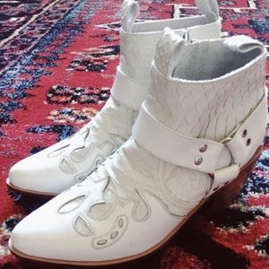 Wandering coyote white mamba size 39, never worn